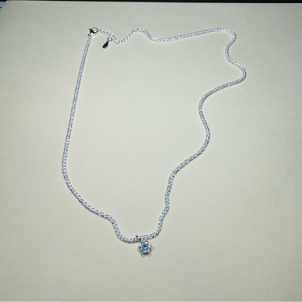 18” Elegant necklace - Picture 2 of 3